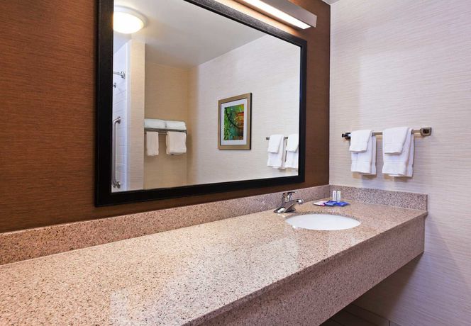 Imagen de los interiores del Hotel Fairfield Inn and Suites By Marriott Rogers. Foto 16