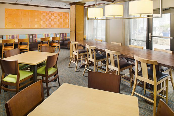 Imagen del bar/restaurante del Hotel Fairfield Inn and Suites By Marriott San Antonio Seaworld. Foto 4