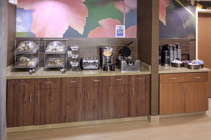 Imagen del bar/restaurante del Hotel Fairfield Inn and Suites By Marriott San Bernardino. Foto 2