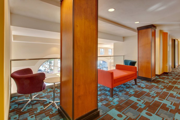 Imagen de los interiores del Hotel Fairfield Inn and Suites By Marriott San Francisco Airport. Foto 18