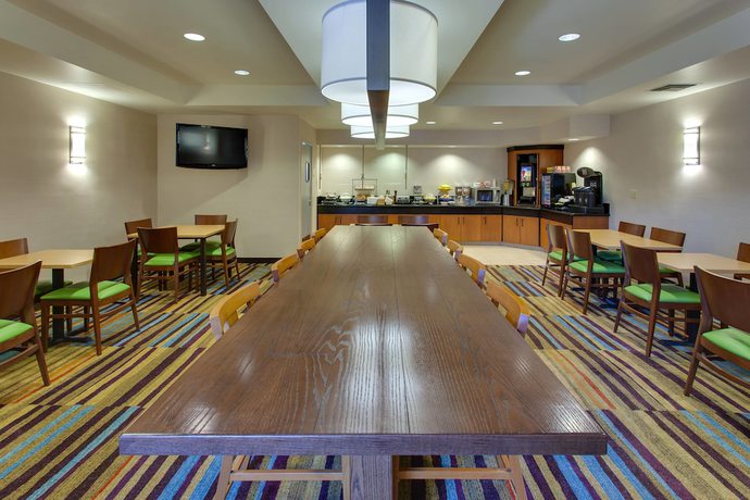 Imagen del bar/restaurante del Hotel Fairfield Inn and Suites By Marriott San Francisco Airport. Foto 5