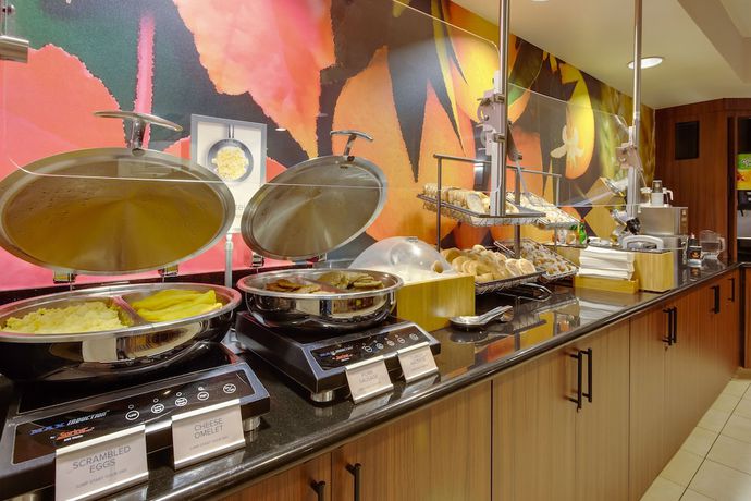 Imagen del bar/restaurante del Hotel Fairfield Inn and Suites By Marriott San Francisco Airport. Foto 6