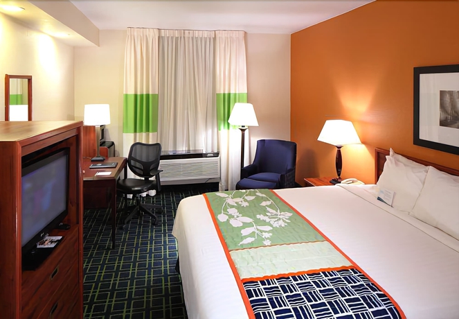 Imagen de la habitación del Hotel Fairfield Inn and Suites By Marriott San Francisco San Carlos. Foto 5