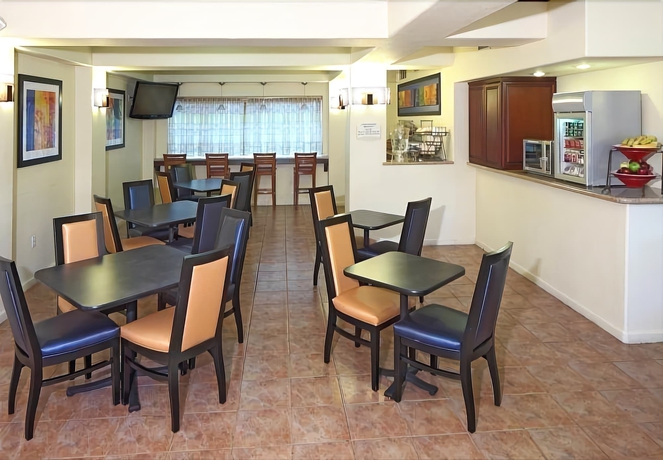Imagen del bar/restaurante del Hotel Fairfield Inn and Suites By Marriott San Francisco San Carlos. Foto 3