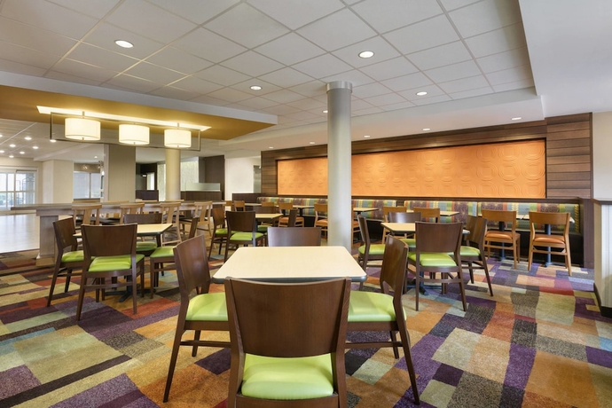 Imagen del bar/restaurante del Hotel Fairfield Inn and Suites By Marriott Smithfield Selma/i-95. Foto 4