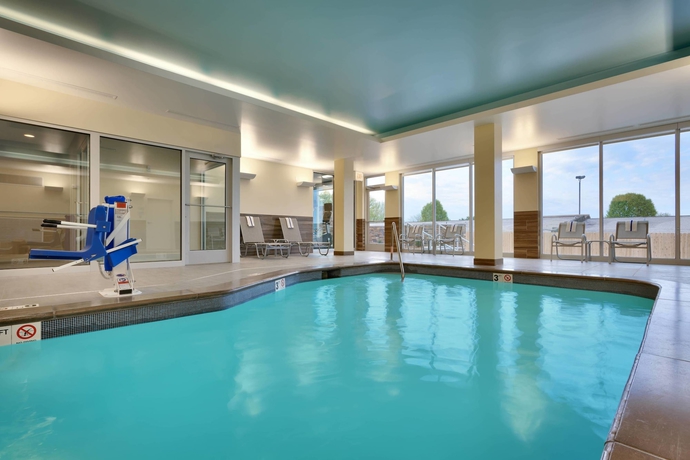 Imagen de la piscina del Hotel Fairfield Inn and Suites By Marriott Springfield North. Foto 19
