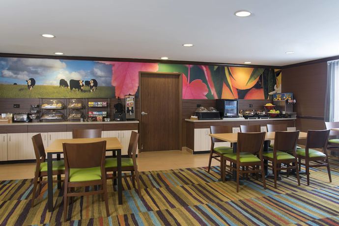 Imagen del bar/restaurante del Hotel Fairfield Inn and Suites By Marriott St Charles. Foto 4
