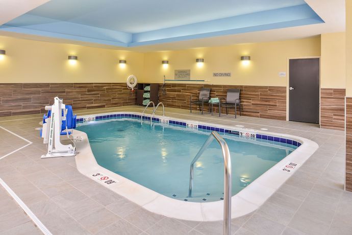 Imagen de la piscina del Hotel Fairfield Inn and Suites By Marriott St. Joseph. Foto 20