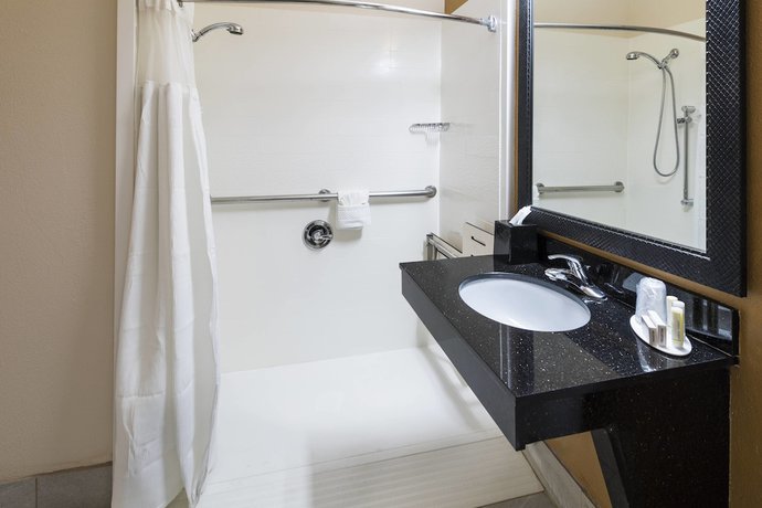 Imagen de la habitación del Hotel Fairfield Inn and Suites By Marriott St Petersburg Clearwater. Foto 14