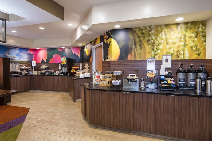 Imagen del bar/restaurante del Hotel Fairfield Inn and Suites By Marriott St Petersburg Clearwater. Foto 2