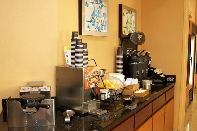 Imagen del bar/restaurante del Hotel Fairfield Inn and Suites By Marriott St Petersburg Clearwater. Foto 3
