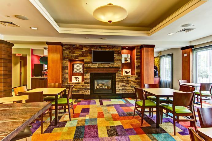 Imagen de los interiores del Hotel Fairfield Inn and Suites By Marriott State College. Foto 10