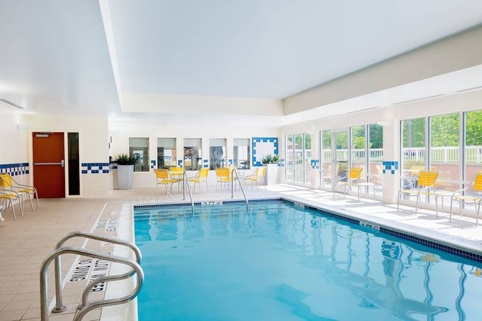 Imagen de la piscina del Hotel Fairfield Inn and Suites By Marriott State College. Foto 13