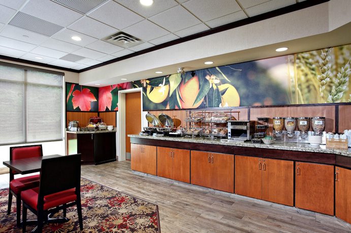 Imagen del bar/restaurante del Hotel Fairfield Inn and Suites By Marriott Sudbury. Foto 2