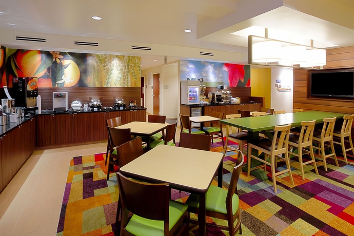 Imagen del bar/restaurante del Hotel Fairfield Inn and Suites By Marriott Tampa Brandon. Foto 2