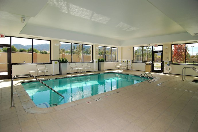 Imagen de la piscina del Hotel Fairfield Inn and Suites By Marriott Tehachapi. Foto 15