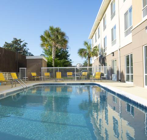 Imagen de la piscina del Hotel Fairfield Inn and Suites By Marriott Tifton. Foto 15