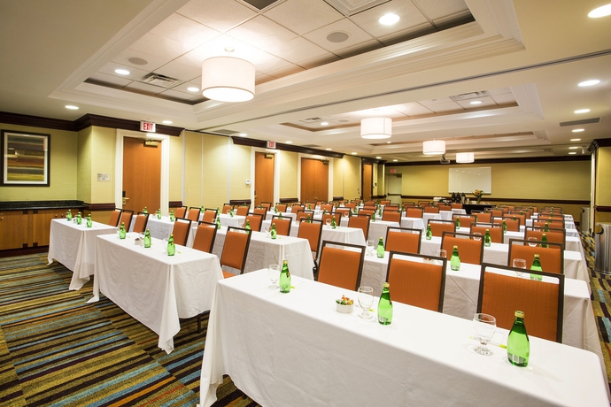 Imagen de los interiores del Hotel Fairfield Inn and Suites By Marriott Toronto Airport. Foto 11