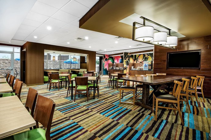 Imagen del bar/restaurante del Hotel Fairfield Inn and Suites By Marriott Van Canton Area. Foto 2