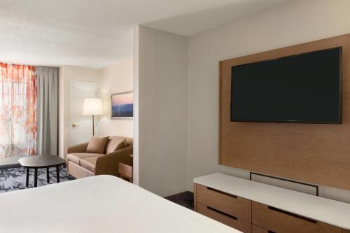 Imagen de la habitación del Hotel Fairfield Inn and Suites By Marriott Wheeling St Clairsville. Foto 14