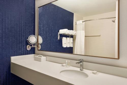 Imagen de la habitación del Hotel Fairfield Inn and Suites By Marriott Wheeling St Clairsville. Foto 19