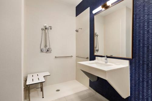 Imagen de la habitación del Hotel Fairfield Inn and Suites By Marriott Wheeling St Clairsville. Foto 20