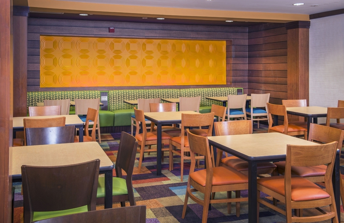 Imagen del bar/restaurante del Hotel Fairfield Inn and Suites By Marriott Williamsburg. Foto 3