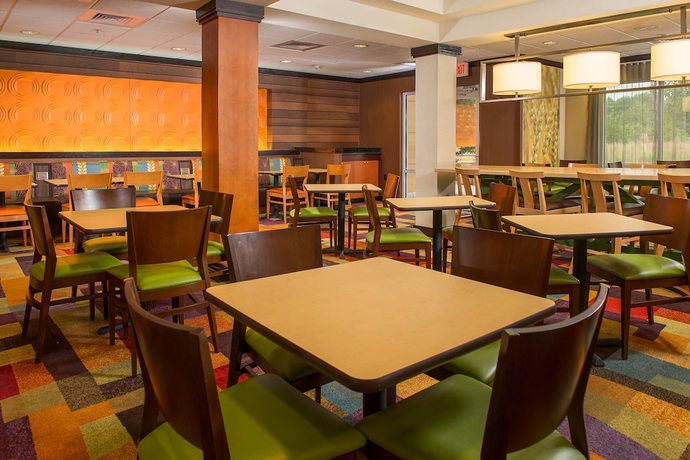 Imagen del bar/restaurante del Hotel Fairfield Inn and Suites By Marriott Wilson. Foto 7