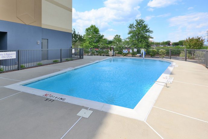 Imagen de la piscina del Hotel Fairfield Inn and Suites By Marriott Winston-salem Hanes Mall. Foto 18