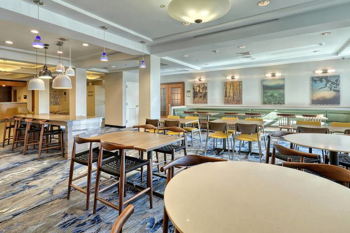 Imagen del bar/restaurante del Hotel Fairfield Inn and Suites By Marriott Woodbridge. Foto 4