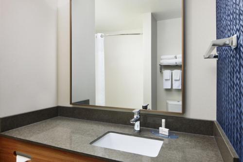 Imagen de la habitación del Hotel Fairfield Inn and Suites By Marriott Worcester Auburn. Foto 15