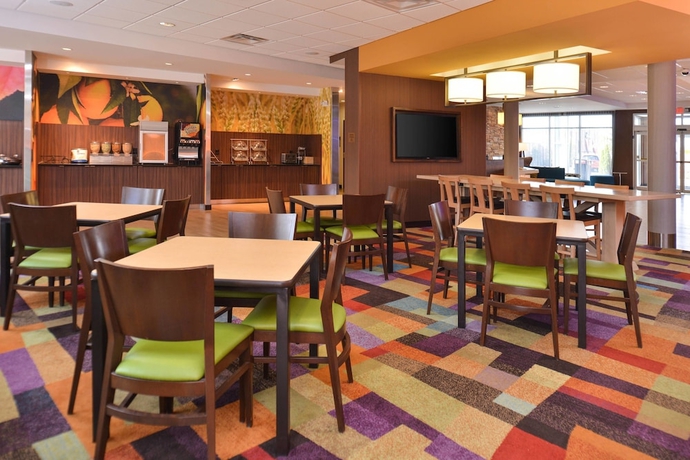 Imagen del bar/restaurante del Hotel Fairfield Inn and Suites Calhoun. Foto 4