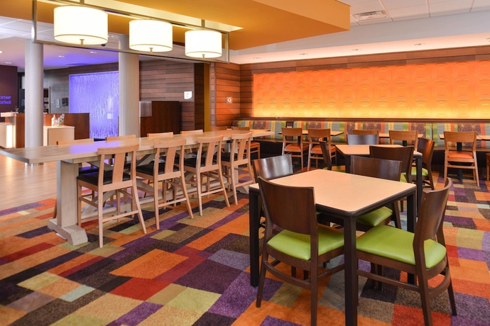 Imagen del bar/restaurante del Hotel Fairfield Inn and Suites Calhoun. Foto 10