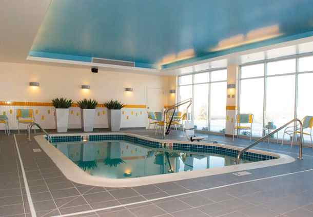 Imagen de la piscina del Hotel Fairfield Inn and Suites Canton South. Foto 9