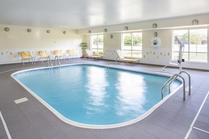 Imagen de la piscina del Hotel Fairfield Inn and Suites Chicago Tinley Park. Foto 18