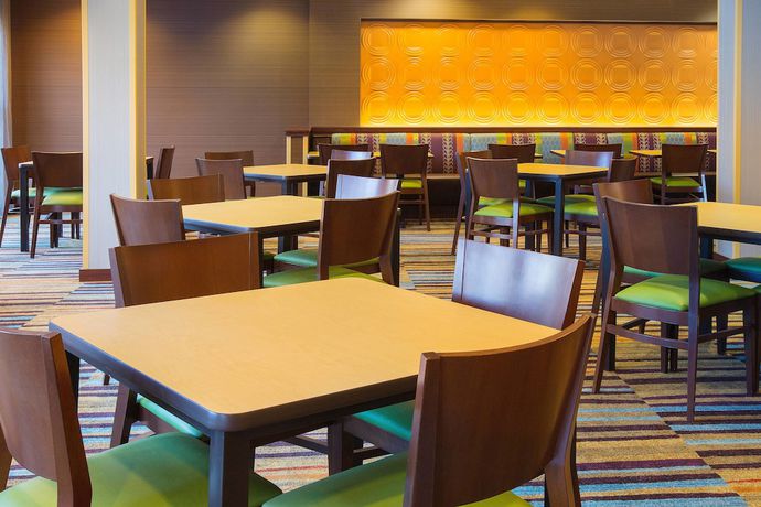 Imagen del bar/restaurante del Hotel Fairfield Inn and Suites Columbus OSU. Foto 2