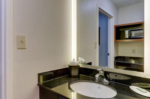 Imagen de la habitación del Hotel Fairfield Inn and Suites Dallas Las Colinas. Foto 16