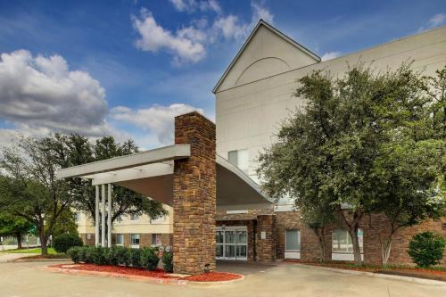 Imagen general del Hotel Fairfield Inn and Suites Dallas Las Colinas. Foto 1