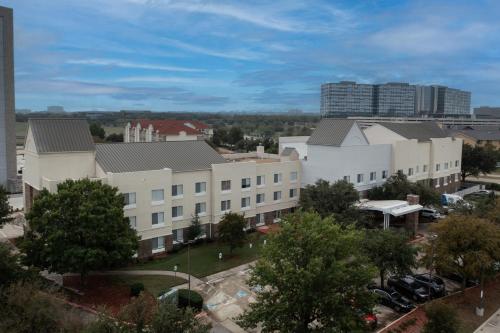 Imagen general del Hotel Fairfield Inn and Suites Dallas Las Colinas. Foto 2