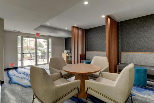 Imagen general del Hotel Fairfield Inn and Suites Dallas Las Colinas. Foto 9