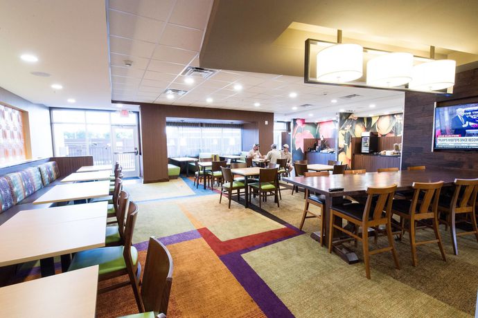 Imagen del bar/restaurante del Hotel Fairfield Inn and Suites Dallas Plano North. Foto 5