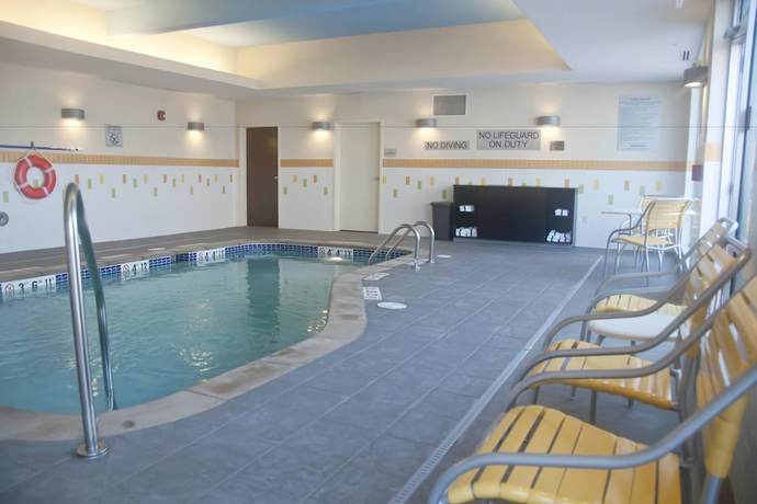 Imagen de la piscina del Hotel Fairfield Inn and Suites Des Moines Urbandale. Foto 17