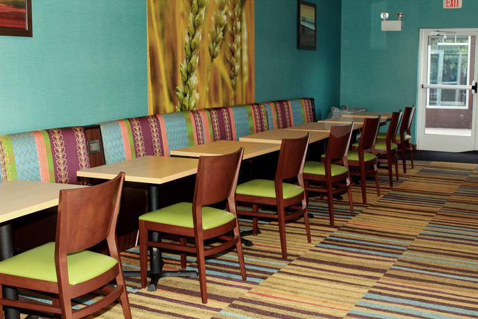 Imagen del bar/restaurante del Hotel Fairfield Inn and Suites Fairmont. Foto 4