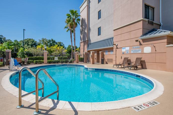 Imagen de la piscina del Hotel Fairfield Inn and Suites Holiday Tarpon Springs. Foto 15