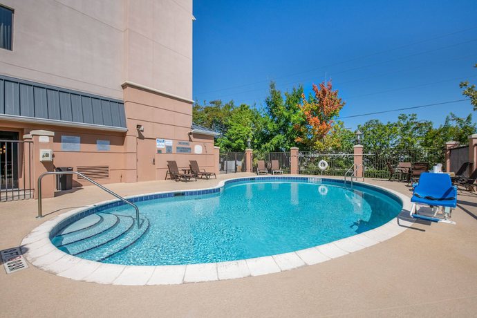 Imagen de la piscina del Hotel Fairfield Inn and Suites Holiday Tarpon Springs. Foto 16