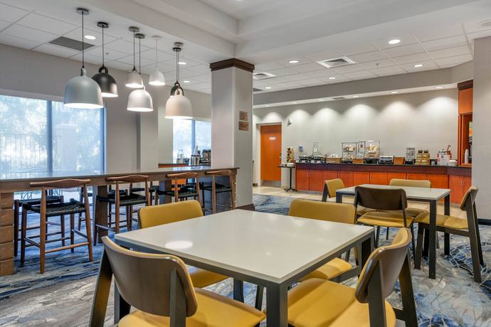 Imagen del bar/restaurante del Hotel Fairfield Inn and Suites Holiday Tarpon Springs. Foto 5