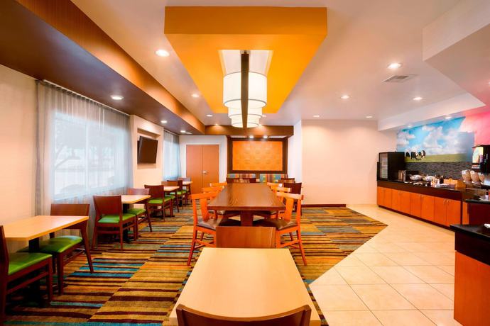 Imagen del bar/restaurante del Hotel Fairfield Inn and Suites Houston Energy Corridor/katy Freeway. Foto 1