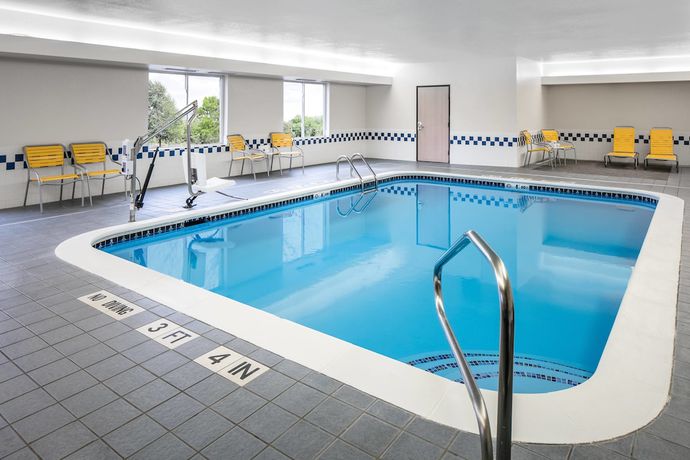 Imagen de la piscina del Hotel Fairfield Inn and Suites Kansas City Olathe. Foto 16
