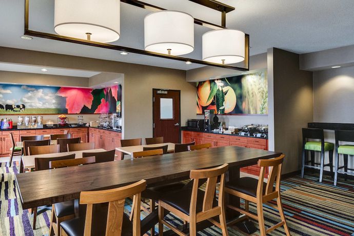 Imagen del bar/restaurante del Hotel Fairfield Inn and Suites Kansas City Olathe. Foto 2
