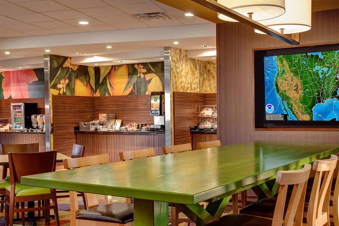 Imagen del bar/restaurante del Hotel Fairfield Inn and Suites Lincoln Airport. Foto 6